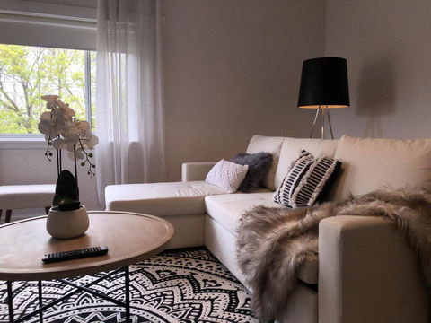 1 Bedroom Art Deco Apt With Study - Accommodation Directory 0