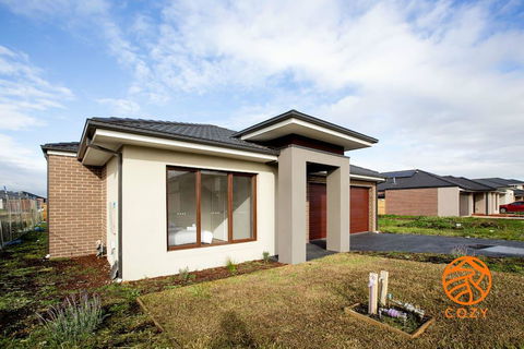 109, Cozy Cranbourne Family House, 5Bed2Bath2Parking - Accommodation Directory 0