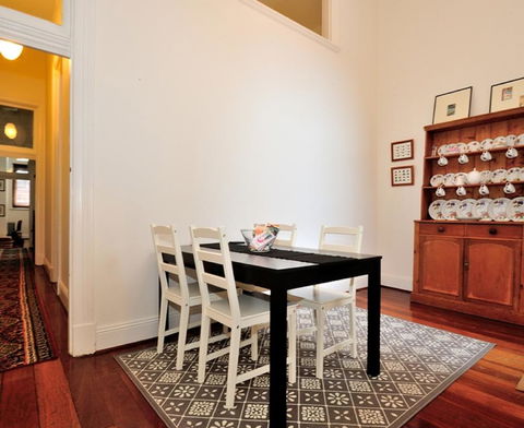 1904 - Central Historic 1 Bedroom Apartment - Accommodation Directory 2