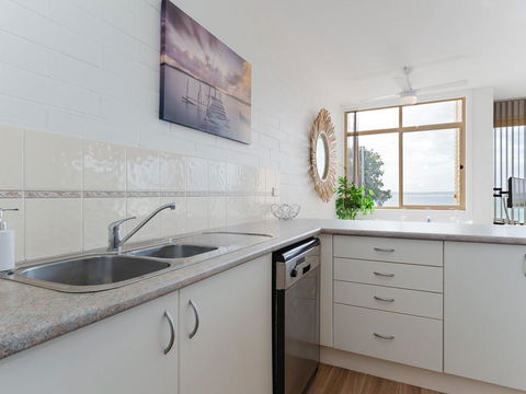 2 'Little Hut' 20 Kurrawa Close - Stunning Water Views Of Little Beach - Accommodation Directory 3