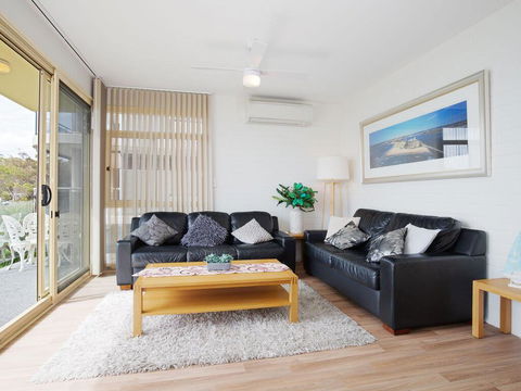 2 'Little Hut' 20 Kurrawa Close - Stunning Water Views Of Little Beach - Accommodation Directory 2