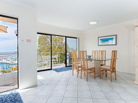 2 'Paradiso', 4 Laman Street - Beautiful Unit With Stunning Water Views & Pool - Accommodation Directory 2