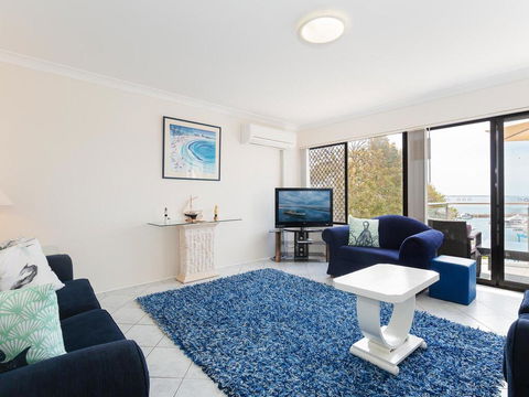 2 'Paradiso', 4 Laman Street - Beautiful Unit With Stunning Water Views & Pool - Accommodation Directory 3