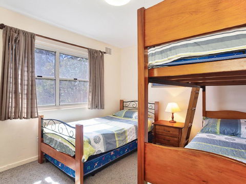 2 'Sunnie Belle' 3 Victoria Parade- Water Views Over Nelson Bay Foreshore - Accommodation Directory 3