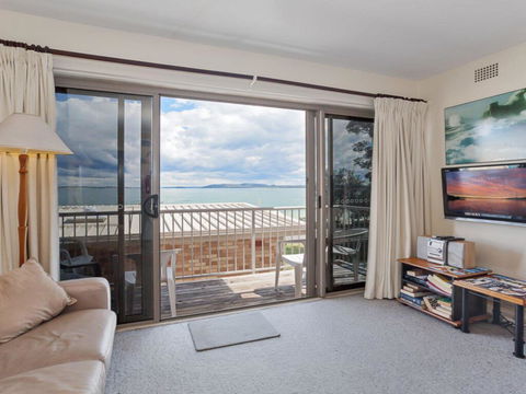 2 'Sunnie Belle' 3 Victoria Parade- Water Views Over Nelson Bay Foreshore - Accommodation Directory 2
