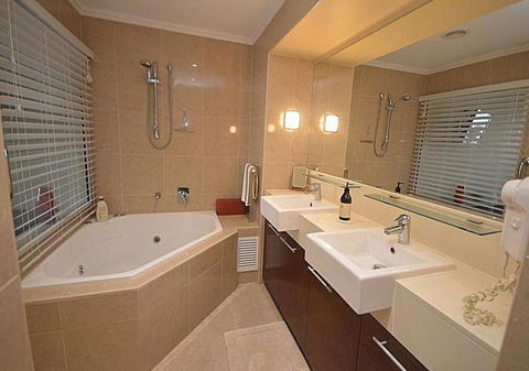2 BDR/Apt/Foxtel/WiFi/Pool/parking/Spa/Hervey Bay - Accommodation Directory 2