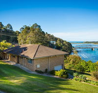 2 Water Crescent - Retro Haven - Accommodation Directory