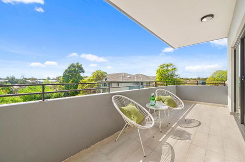 Bright & Elegant 2BR With 2 Parking In Mascot - Accommodation Directory 2