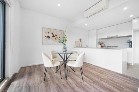 Bright & Elegant 2BR With 2 Parking In Mascot - Accommodation Directory 4