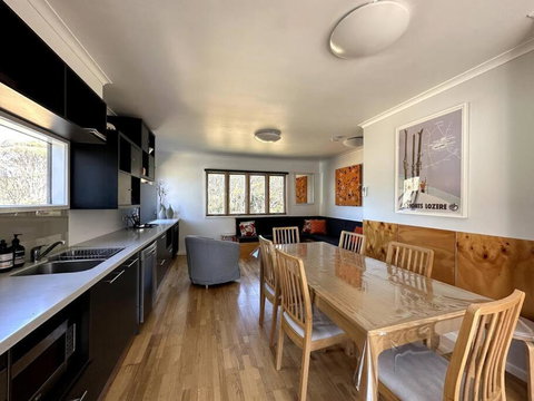 Cape Cod Chalet, Alpine-getaways - Accommodation Directory 0