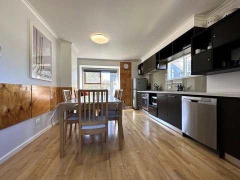Cape Cod Chalet, Alpine-getaways - Accommodation Directory 2
