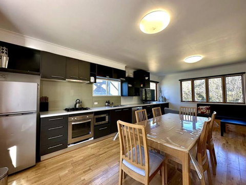 Cape Cod Chalet, Alpine-getaways - Accommodation Directory 3