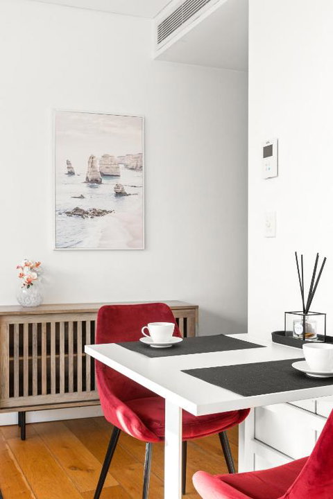 Central, Modern 1 Bedroom With Air-con & Balcony - Accommodation Directory 3