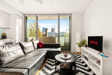Central, Modern 1 Bedroom With Air-con & Balcony - Accommodation Directory 2
