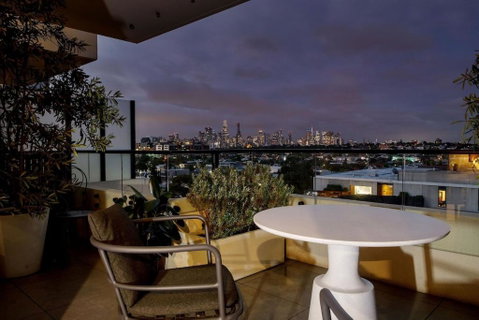 Cityscape Splendor Designer Retreat With Parking - Accommodation Directory 1