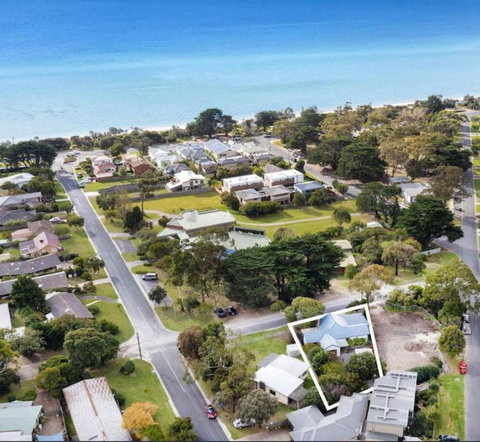 Coastal Charm Dog Friendly Home By Custom Bnb Hosting - Accommodation Directory 0