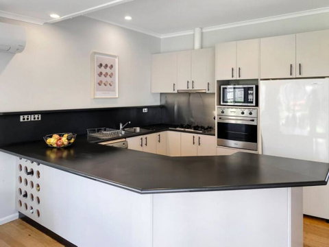 Coastal Charm Dog Friendly Home By Custom Bnb Hosting - Accommodation Directory 4