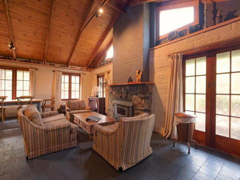 Cloudy Creek Cottage - Accommodation Directory 4