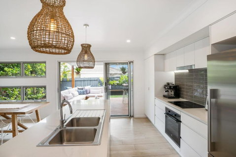Coastal Chic Poolside Villa- Pet Friendly - Accommodation Directory 4