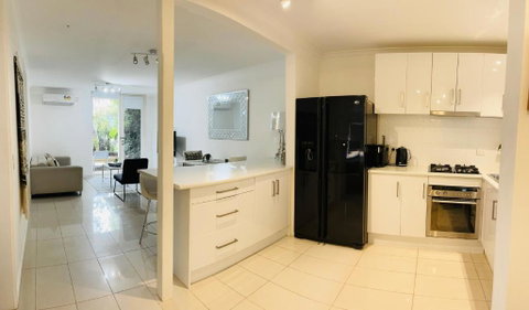 D101 Charming Apartment- Free Parking - Accommodation Directory 4
