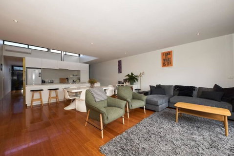 Debonair Townhouse - 150 Metres To Beach - Accommodation Directory 1