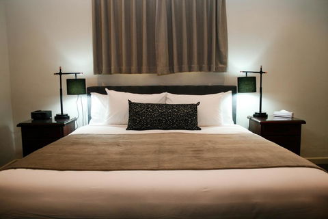 34 On Emily - Accommodation Directory 3