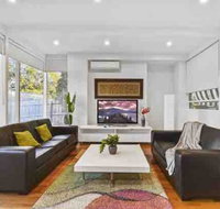 6 Bedroom Beautiful and Comfy Family House - Accommodation Directory