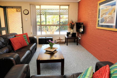ACACIA - WEEKLY ONLY - Accommodation Directory 3