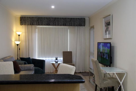 ADELAIDE CBD APARTMENT - 3BR, 2BATH & CARPARK - Accommodation Directory 1