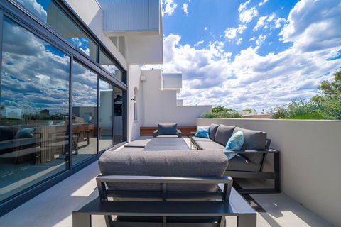 Elegant 3BR Apt -Bondi Junction & Stunning Skyline - Accommodation Directory 0