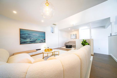 Elegant 3BR Apt -Bondi Junction & Stunning Skyline - Accommodation Directory 1