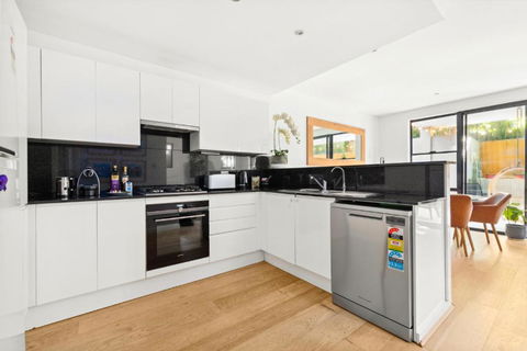 Fab Bondi 2-Bed With Courtyard & Alfresco Dining - Accommodation Directory 3