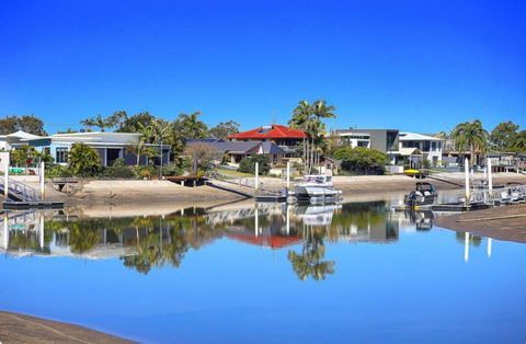 Fabulous Canal-front Unit In Mooloolaba - Accommodation Directory 1