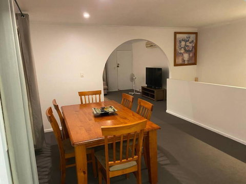 FAMILY 3-bedroom Everton Hills Apartment - Accommodation Directory 0