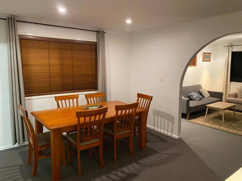FAMILY 3-bedroom Everton Hills Apartment - Accommodation Directory 1