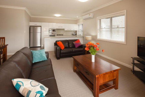 Hamilton On Everton - Accommodation Directory 1