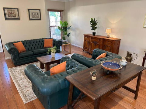 Grand Retreat In Peaceful Street - Accommodation Directory 0