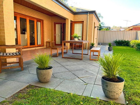 Grand Retreat In Peaceful Street - Accommodation Directory 1