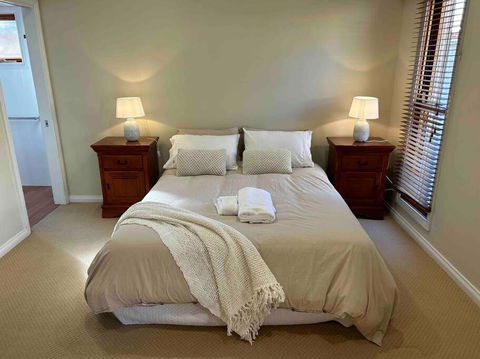 Grand Retreat In Peaceful Street - Accommodation Directory 2