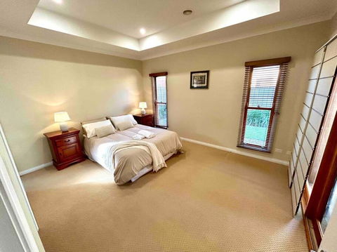 Grand Retreat In Peaceful Street - Accommodation Directory 3