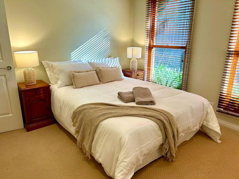 Grand Retreat In Peaceful Street - Accommodation Directory 4