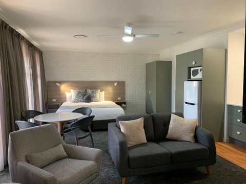 Hamilton Henry Parkes Motor Inn - Accommodation Directory 1