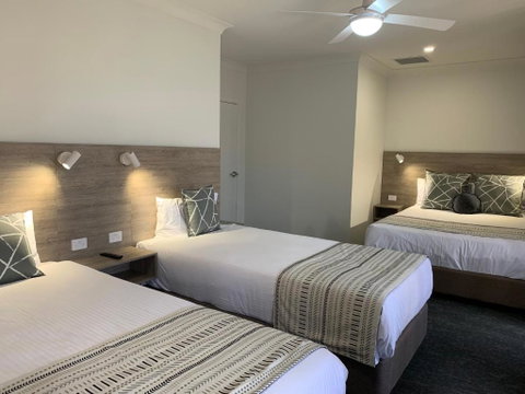 Hamilton Henry Parkes Motor Inn - Accommodation Directory 2