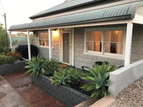 HILLSIDE HAVEN CHARMING C1920 COTTAGE Pet Friendly Sleeps 1 - 6 - Accommodation Directory 2
