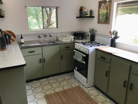 HILLSIDE HAVEN CHARMING C1920 COTTAGE Pet Friendly Sleeps 1 - 6 - Accommodation Directory 3