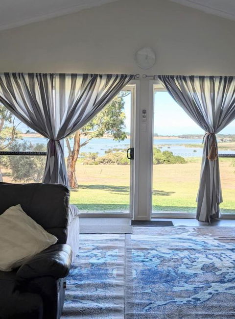 Hilltop Riverview Retreat - Accommodation Directory 1