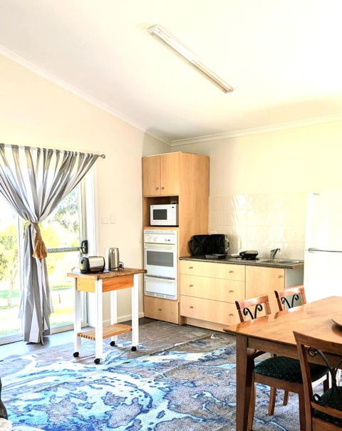 Hilltop Riverview Retreat - Accommodation Directory 3