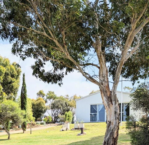 Hilltop Riverview Retreat - Accommodation Directory 2