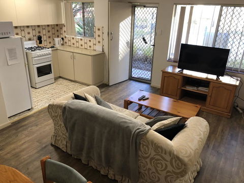 Affordable Comfortable Inglewood Apartment+Pool - Accommodation Directory 3