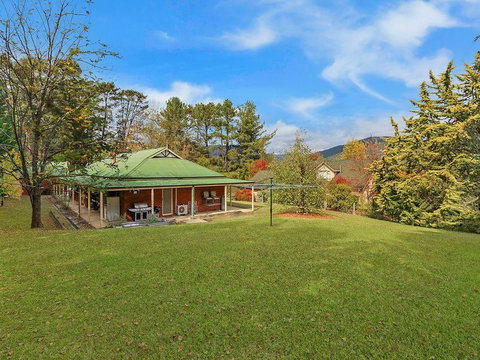 Alpine Mist - Spacious 5 Bedroom Home - Accommodation Directory 2
